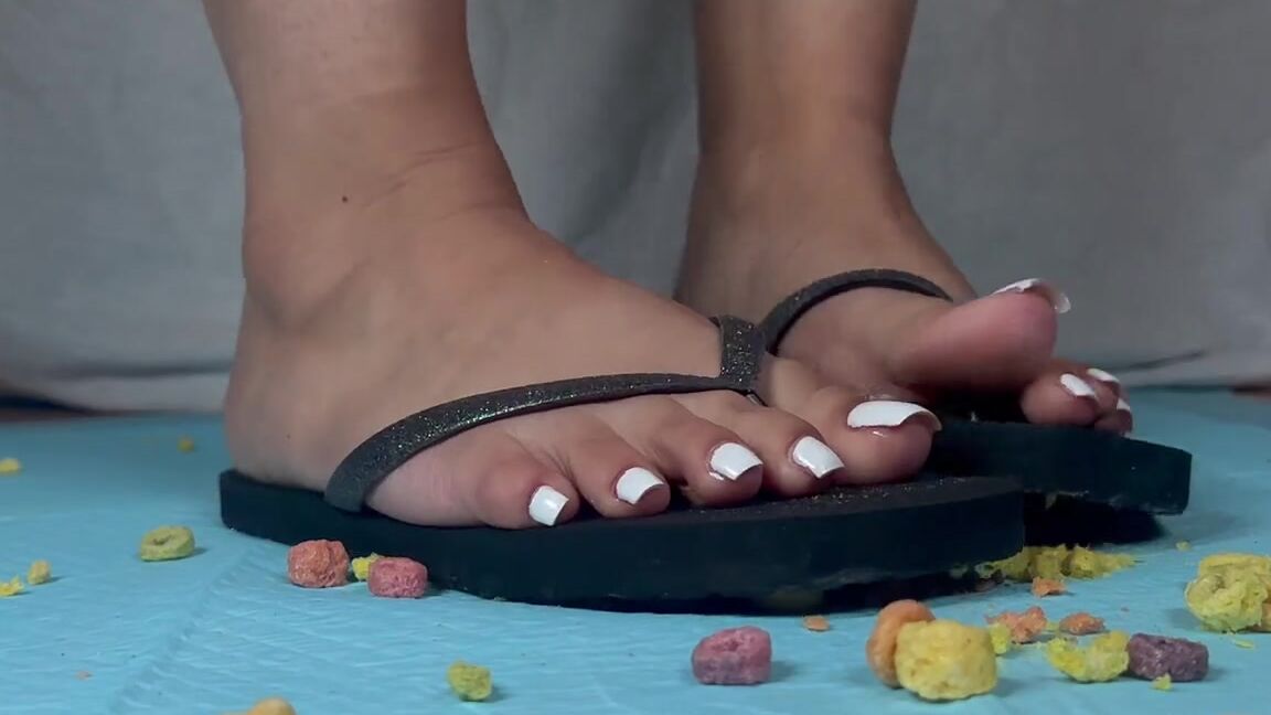 Latinamala Nicknamed Latinamala1 Onlyfans 05 15 2024 Food Crushing Cereal Edition This Was A Custom Request Milk Included