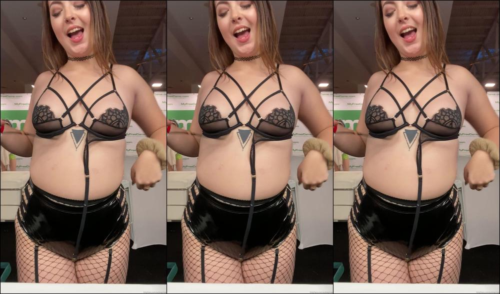 Aubreymae Watch Me Take My Bra Off In Front Of Hundreds Of People