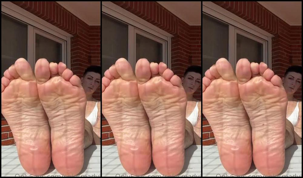 Solesmad Fetish Queen Aka Solesmadvip Onlyfans Teasing You With My Feet This Sunny Days Make Me Happy