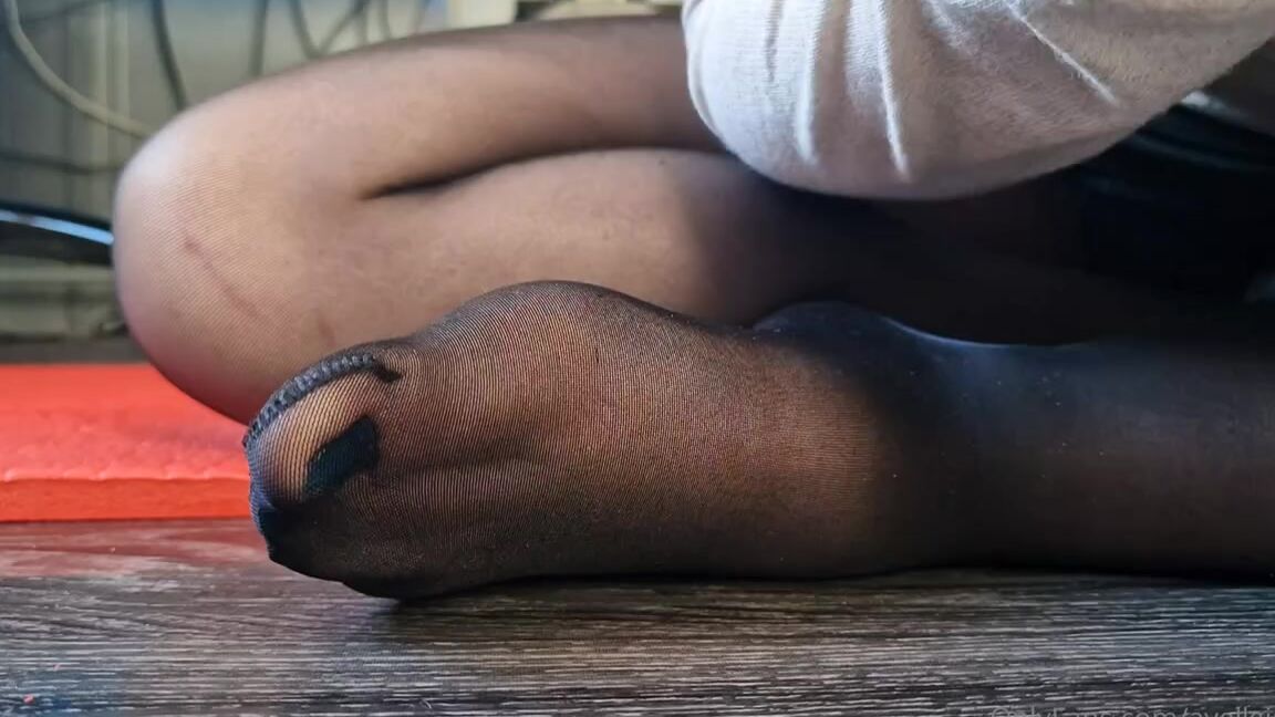 Ayellgirlfeet Nicknamed Ayellgirlfeet Onlyfans For Lovers Of Nylons 1 Q