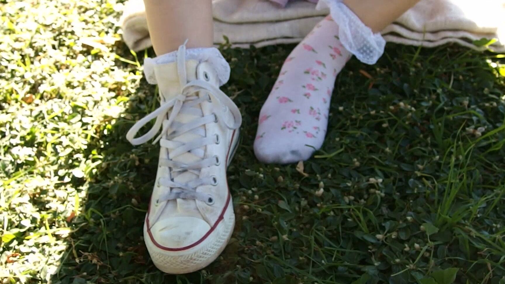 Littlemisskitty Cute Teen Toes In Grass