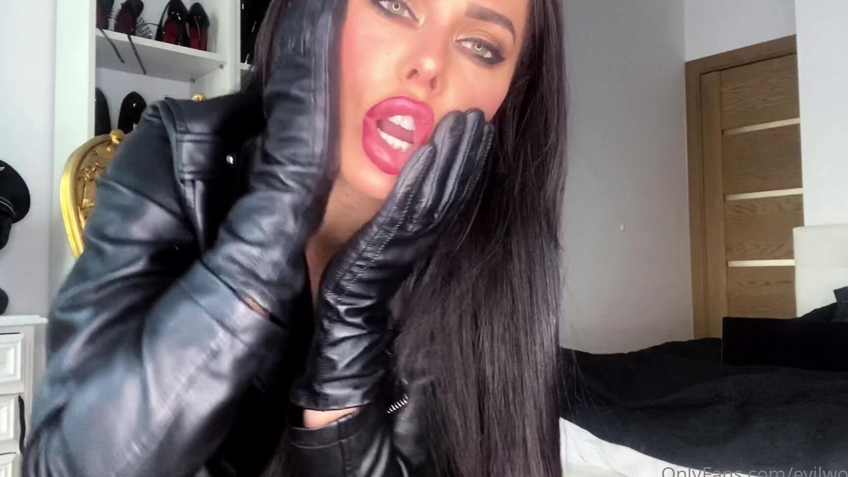 evilwoman-15-05-2020-322586163-something-for-leather-fetishists-worship-my-leather-gloves-and-boots-i-want-you-to-becom