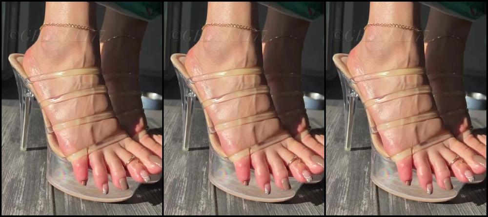 Greek Goddess Li Aka Greekli77 Onlyfans Hey There Checkin In At Work That S Fine U Can Sit There And Watch Me Strut In Front Of You Fy