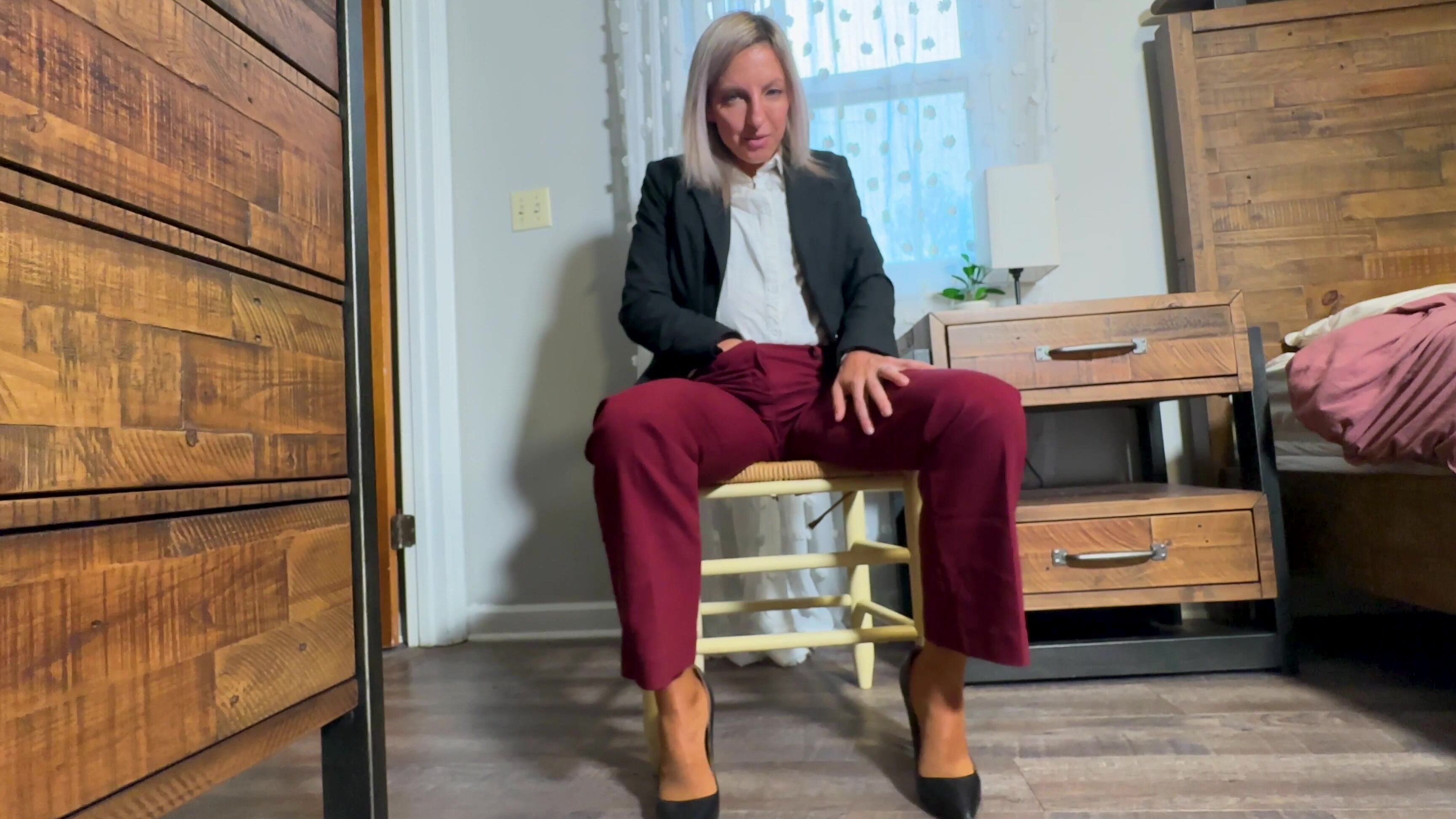 Lora Cross Business Woman Masturbates And Gives Joi