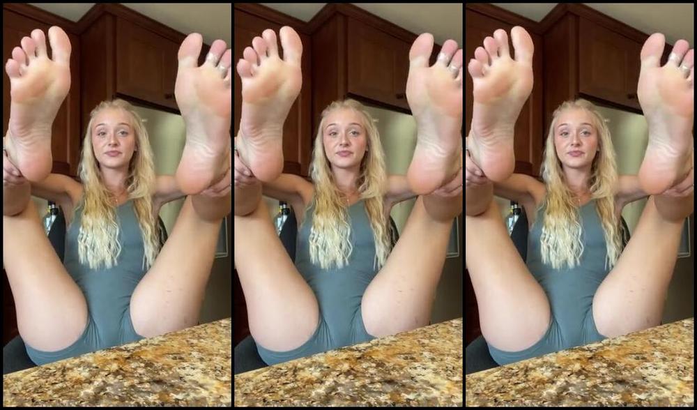 Goddess Kaylee Aka Xomaddykxo Onlyfans I M Back With Your Favorite Are You Ready To Sniff My Stinky Vans Soles I Ll Even Let You Sniff Onep