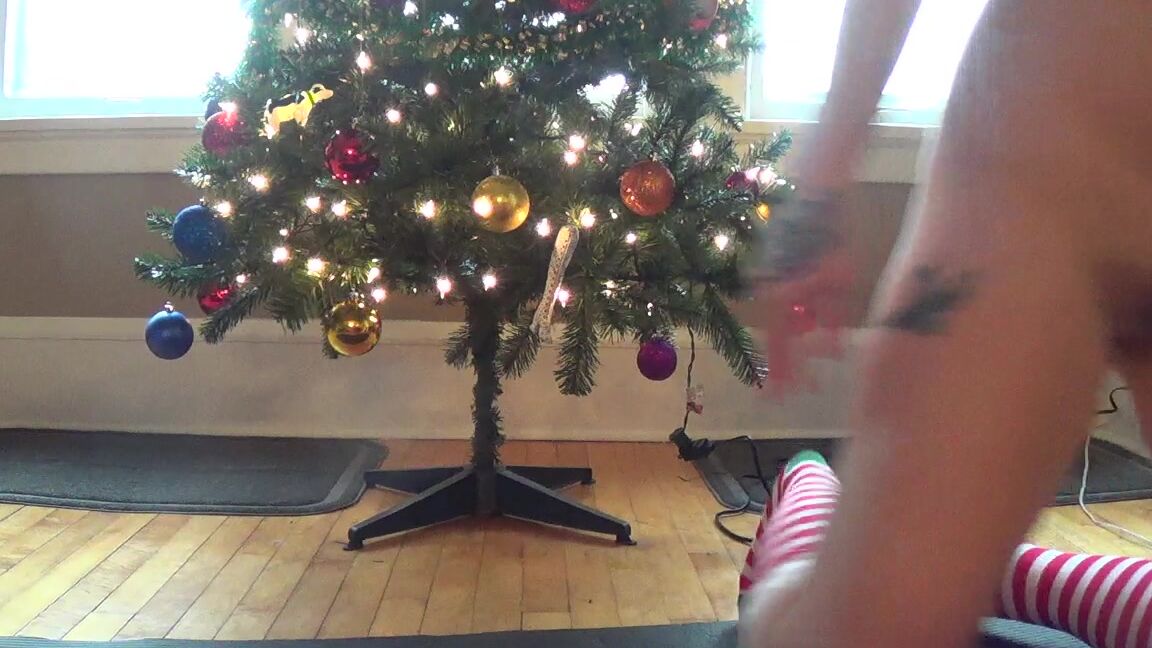 The Elle Hell Buzzin Around The Christmas Tree