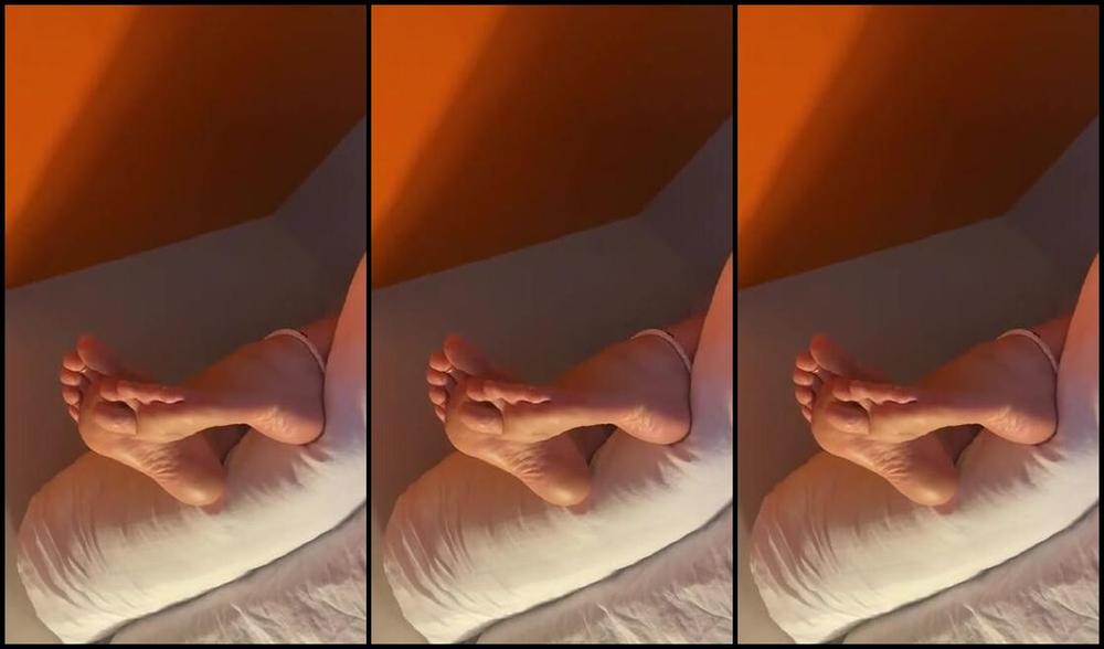 Thefantasychest Onlyfans The Dangers Of Napping My Feet Are Too Addicting Xoxo Gwenp