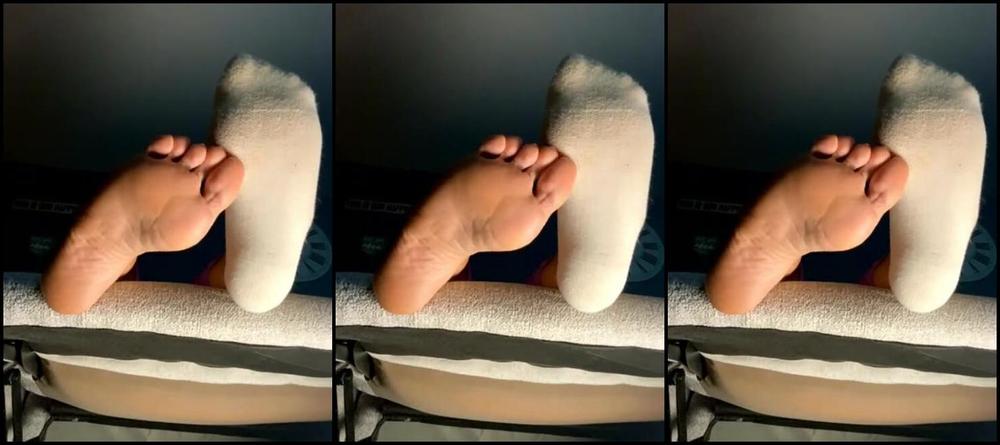 Goddesssuzie26 Onlyfans Stream Started At 09192022 0636 Pm Completely Ignoring You While I Watch Game Of Thrones May Even