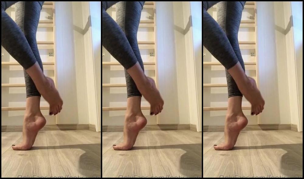 Goddess Anna Nicknamed Footish Ann Onlyfans No I Wasn T Training Here I Was Just Messing Around And Stretching A Bit Just My Leggings So 3