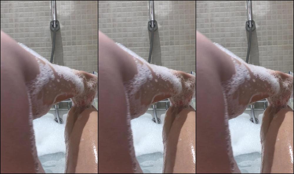 Goddess Gynarchy Teaming Hot Bubble Bath On A Frosty Christmas Morning