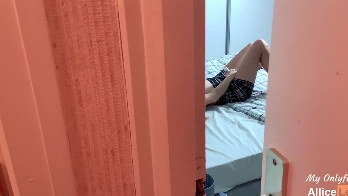 Allice Leo J’observe ma demi sœur pendant qu’elle se MASTURBE. Je lui propose ma BITE et elle ACCEPTE  Pornhub