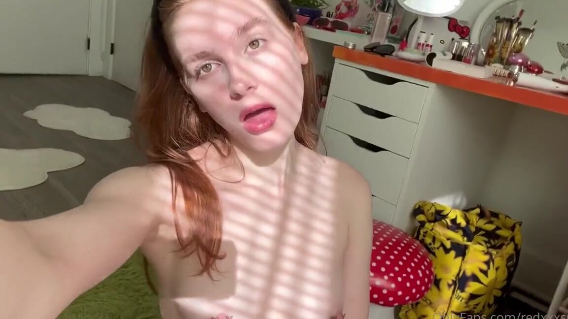 Zoe Strawberry Nicknamed Redxxxsuede Onlyfans My New Skirt 1