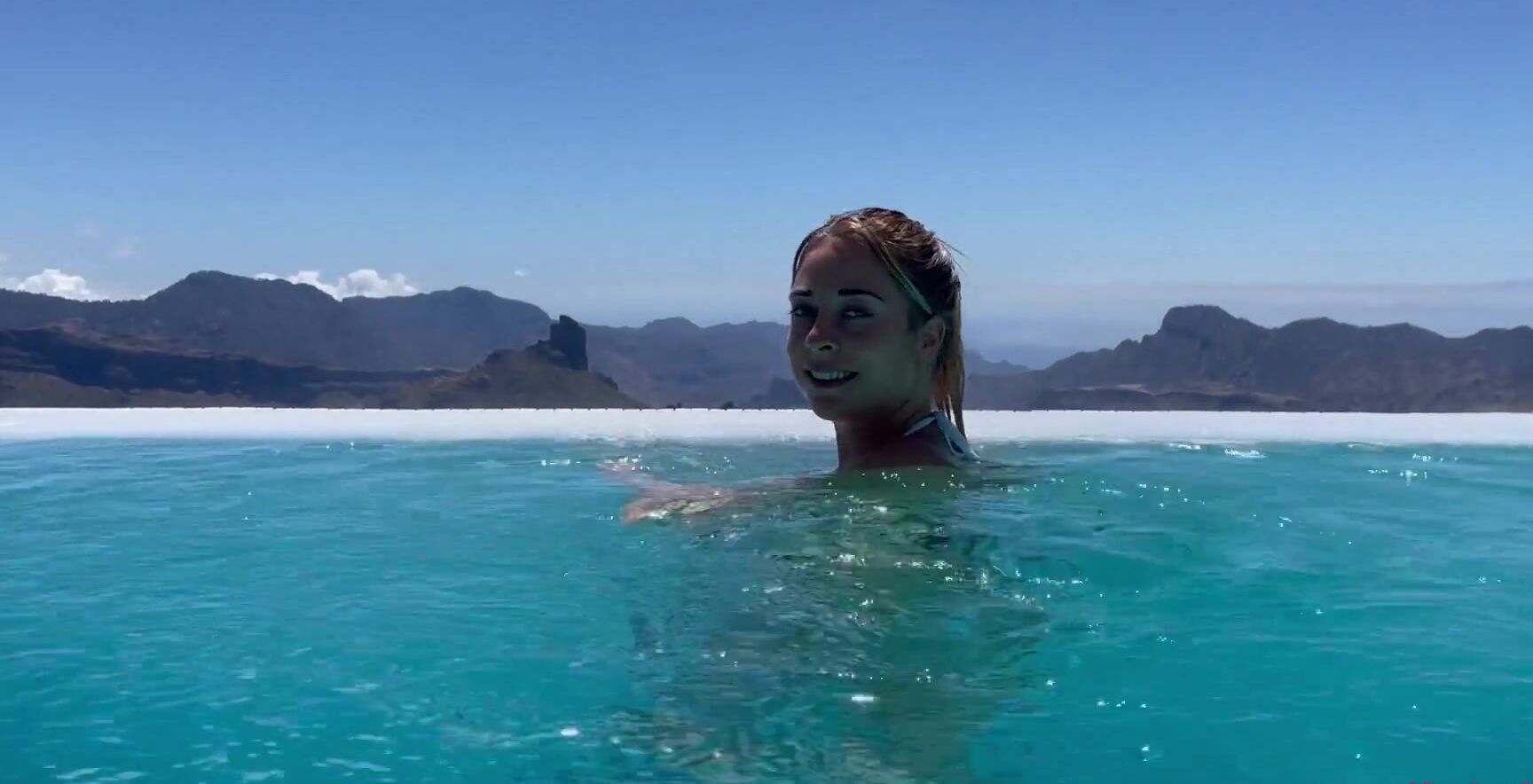 LeniFetisch Deutsches Verrücktes Camgirl Lenifetisch im öffentlichen Welnesshotel Pool Pornhub