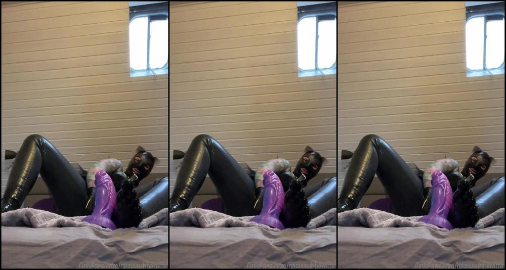 heavyrubberette-20-11-2021-2278791013-karl-and-latex-feet-explosive-duo