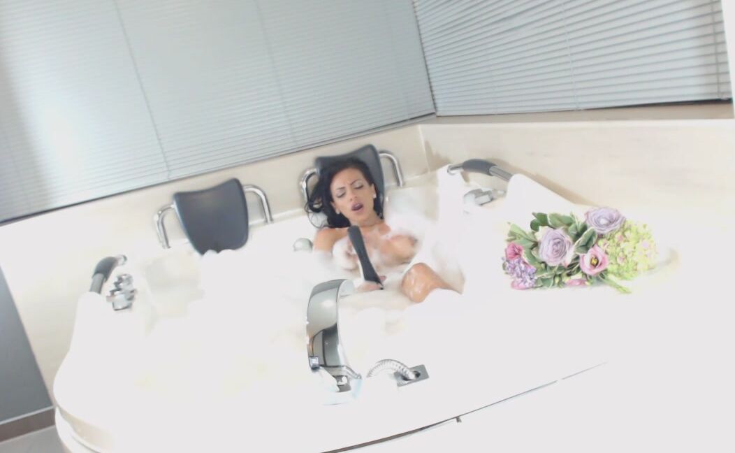 Big Boobs, Big Butts, Brunette, Hitachi, Nudity/Naked sexygirlforyouuu bubble bath ManyVids