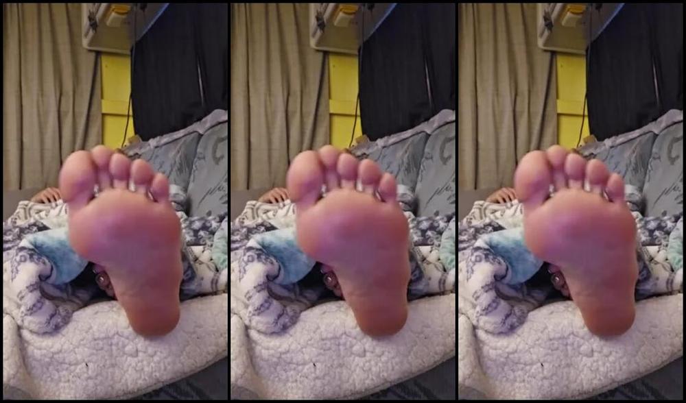 Flirtygirl370Z Nicknamed Flirtygirl370Z Onlyfans Sleepy Girl Sleepy Feet Messy Hair Give Me A Reason To Stay In Bed Pleeeease