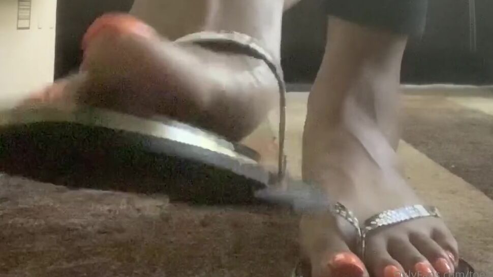 Toes100K Onlyfans Which One Of You Want To Kiss My Feet While Im Wearing My Flops