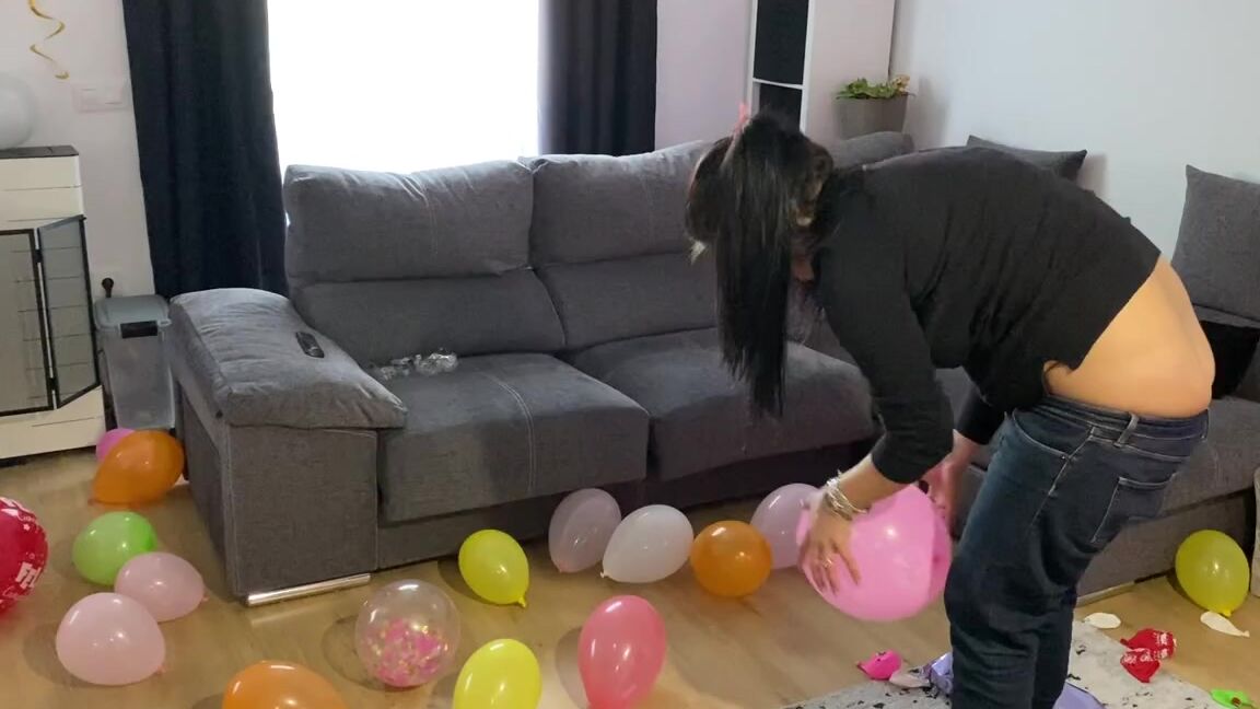 Prettyprincess220 12 04 2022 Onlyfans Video The Gathering After The Party Is Boring So I Lowered My Jeans So You Can See