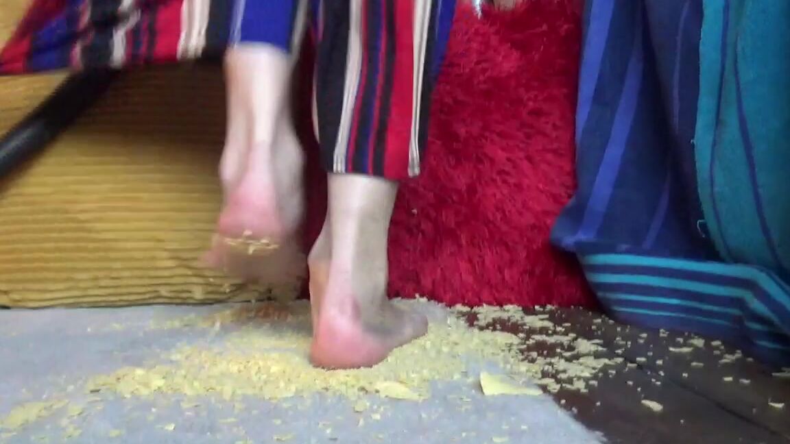 "Goddess Vanessa" crush, foot fetish, leg cast & sprained ankle, soles, vacuuming Crisp Vacuum manyvids