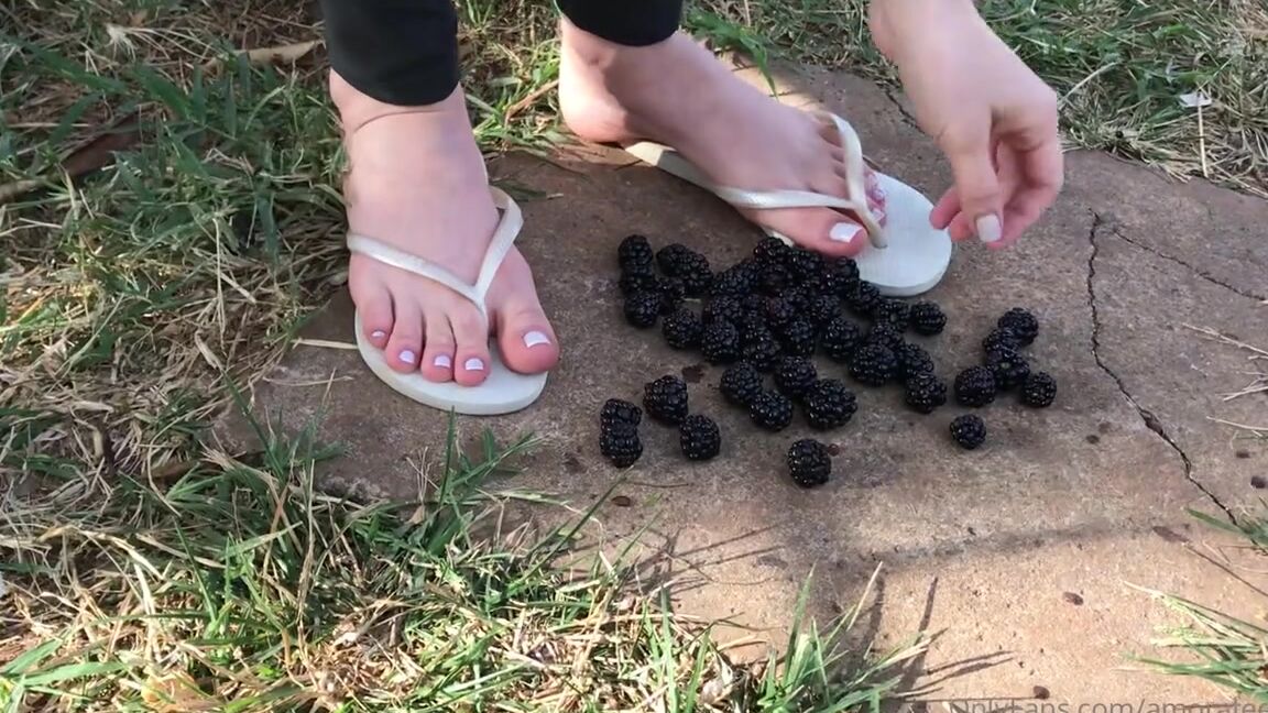 Pezinhos Da Amora Aka Amorafeetofc Onlyfans Crushing Some Blackberrys