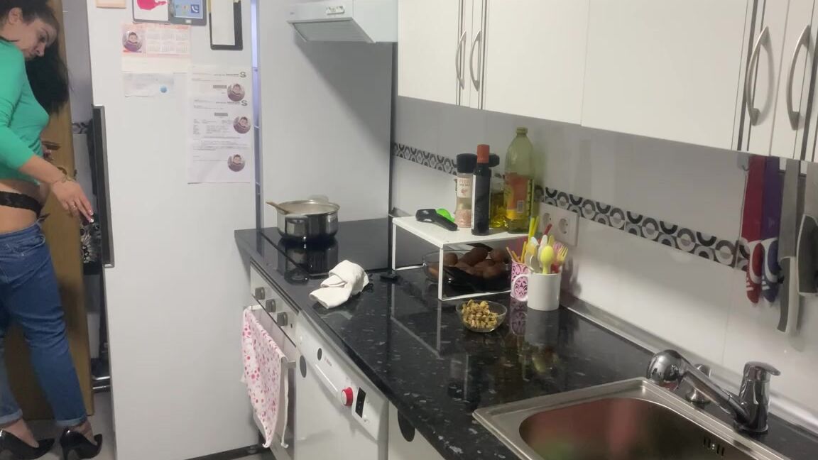 Prettyprincess220 11 11 2022 Onlyfans Video Today I Sнят Много И Пришло Время Готовить 9V