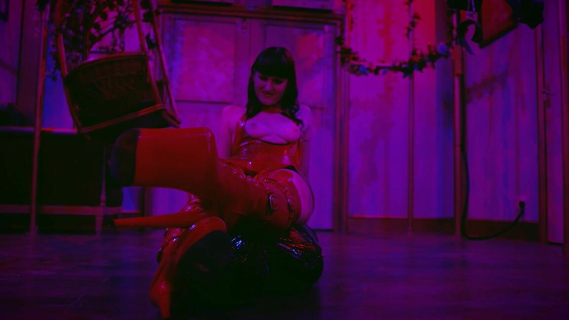 Vivienne Lamour Mummified Worship Under My Boots