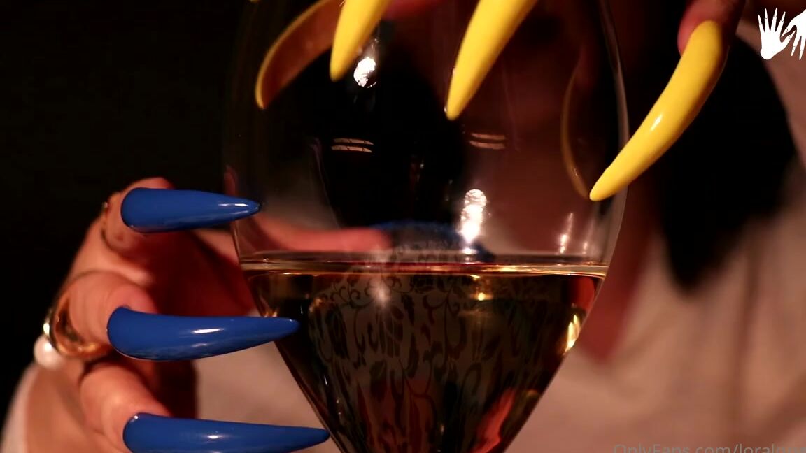 Lora Long Nails Nicknamed Loralongnails Onlyfans Yellow Blue Long Nails Tapping On The Glass