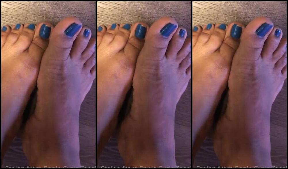 Ennie S Toes And Soles Nicknamed Enniestoes Onlyfans Hi Love Bugs Spent Some Time Gardening And My Pedi Got Ruined What Color Should We Do Next Sponso