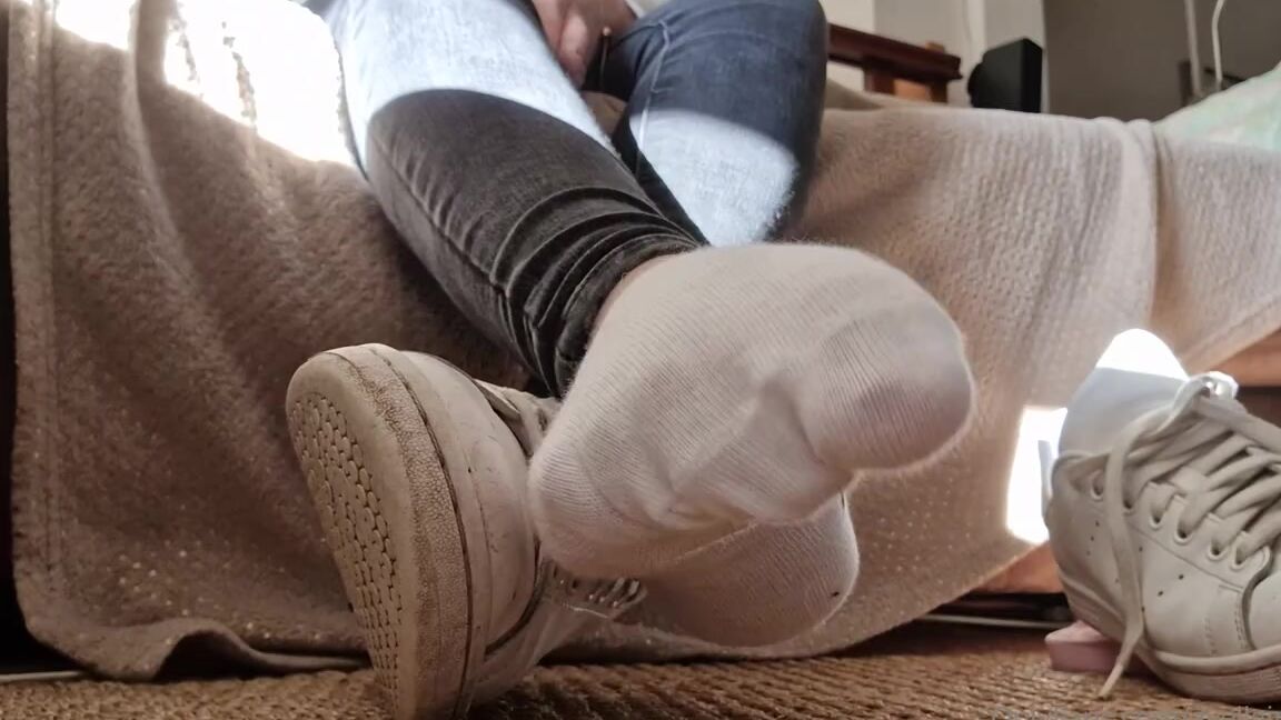 Ayellgirlfeet Nicknamed Ayellgirlfeet Onlyfans Retire Mes Baskets Et Mes Petites Chaussettes Puis Occupe Toi De Mes Pieds Comme Il Se Doit