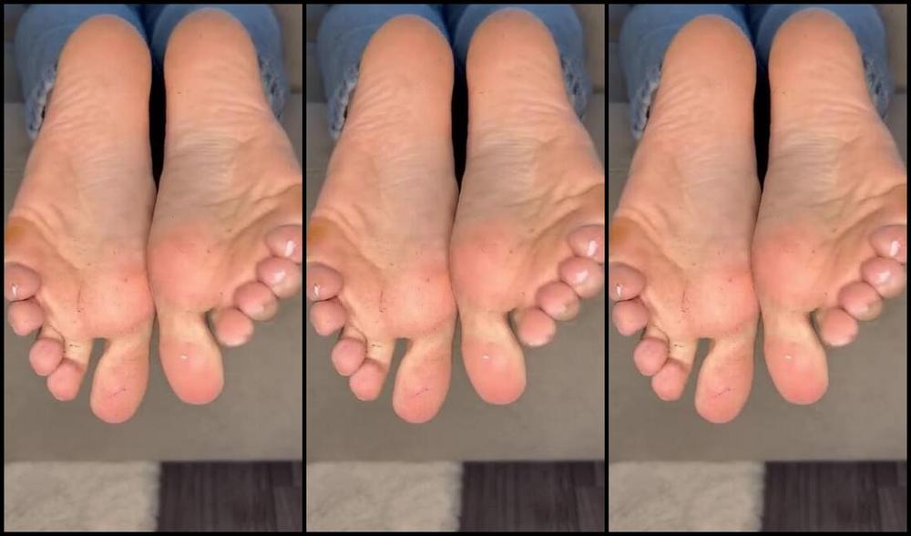 Sarina Jones Nicknamed Sarinajones 06 04 2024 Onlyfans Video Im Laying On My Sofa And Present You My Bare Feet Upside Down