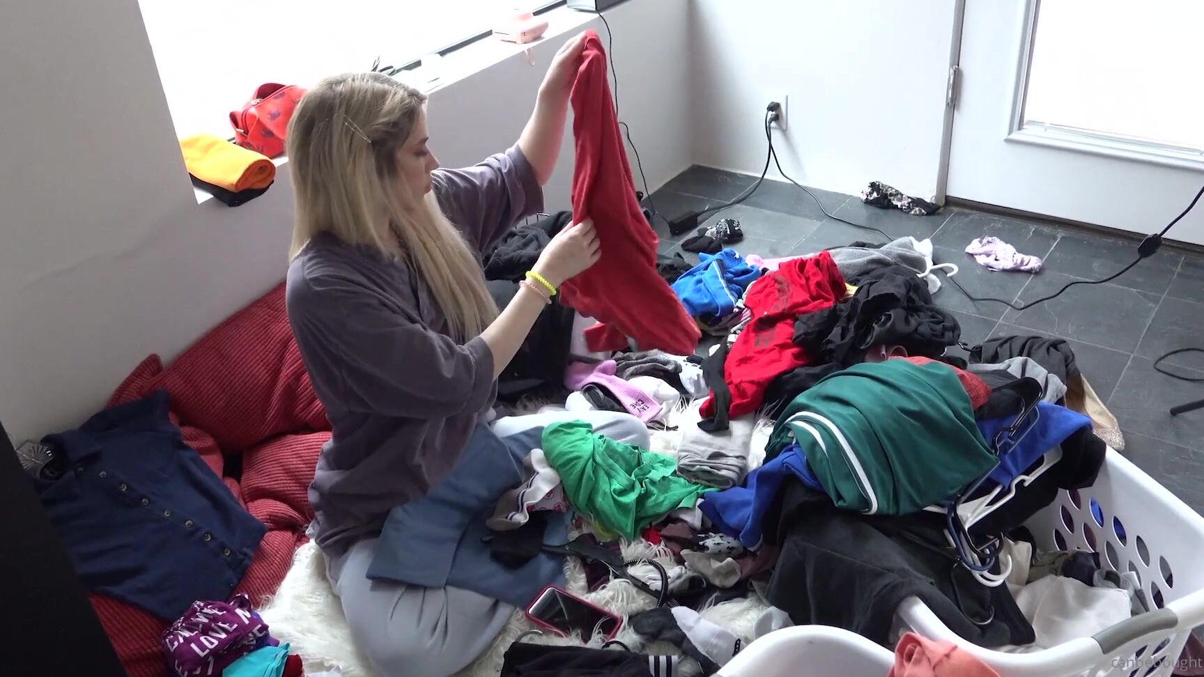 canbebought-10-03-2020-173543827-some-bts-clips-of-my-show-with-molly-and-cera-this-was-their-first-time-doing-anything-to