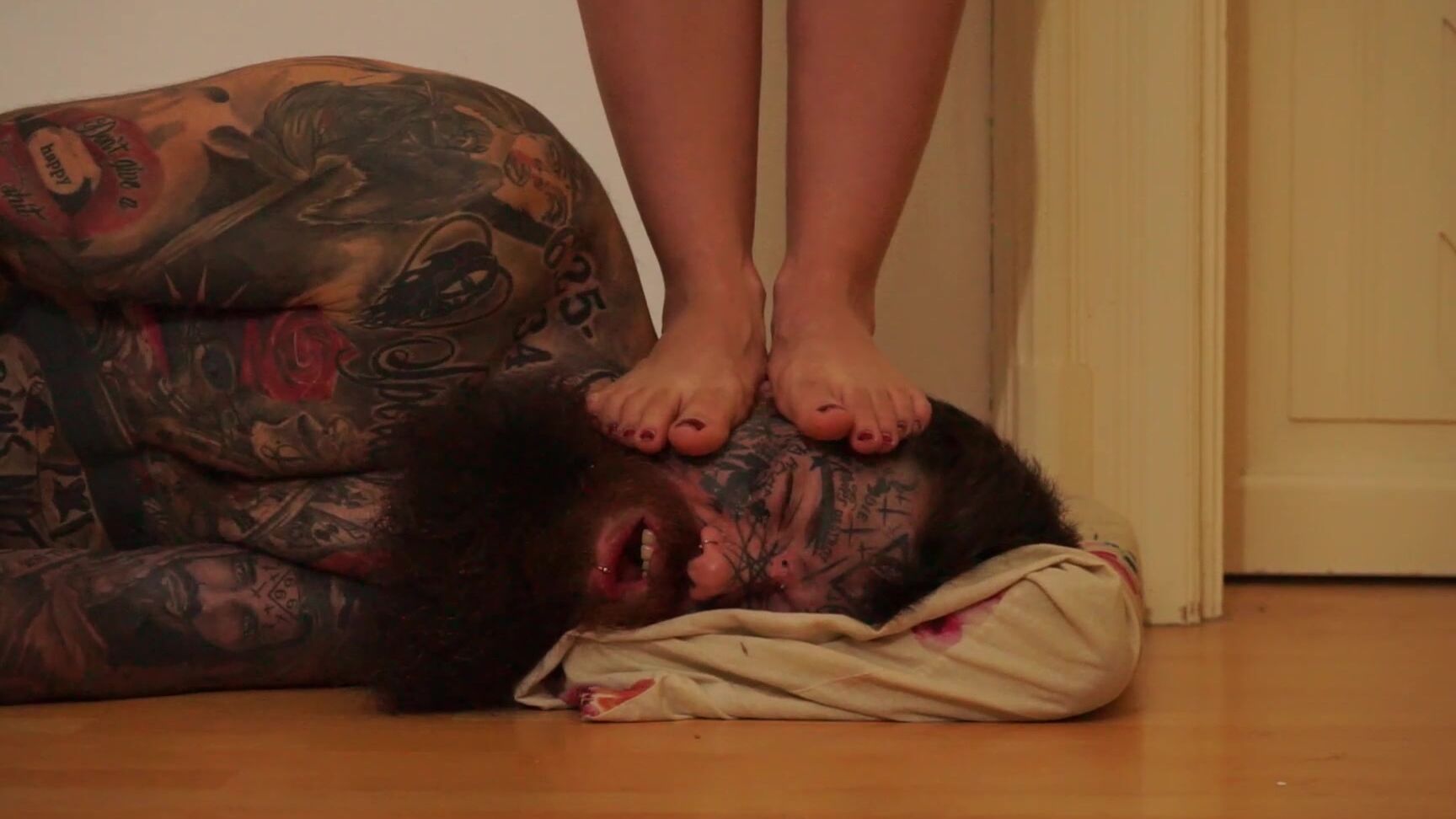 GymBabe - Skinny Guys Cant Handle Facestanding ManyVids