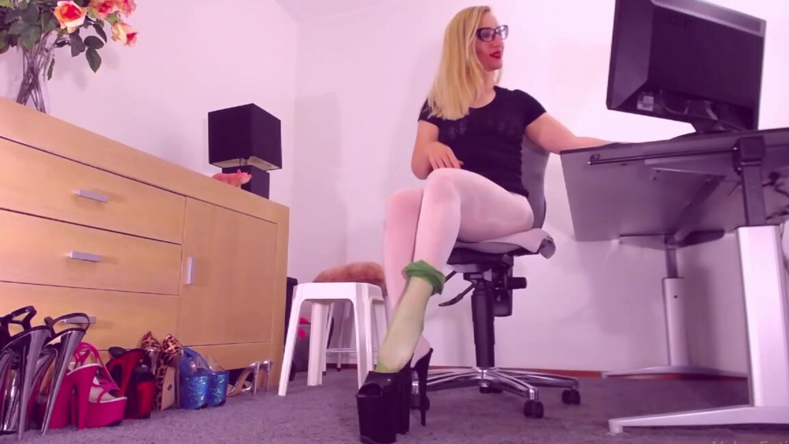 Nylonfetish4U Nicknamed Nylonfetish4U Onlyfans I Am Putting My White Seamless Pantyhose And Green Fully Fashioned All Over Pantyhose And Teasing