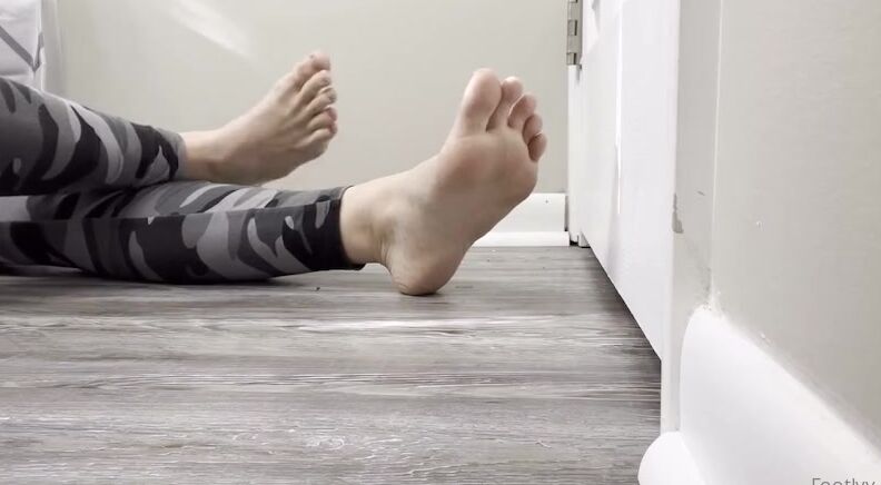 Ivy S Feet Nicknamed Footivy Foot Fetish 06 22 2022 Onlyfans Video Ankle Crossing Foot Ignore Amp Oil Rub 605 Ignoring You Before Giving Myself A Foot Rub