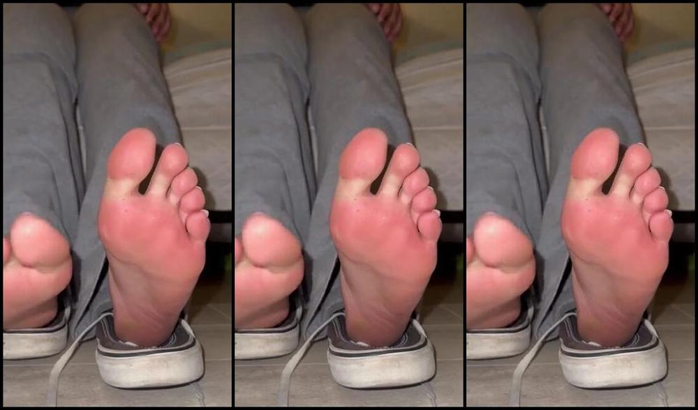 Goddess Ileene Nicknamed Ileene2003 Onlyfans I Went To Work Without Socks Today I Was Running Late And Couldn T Find Any My Feet Hurt So Tak