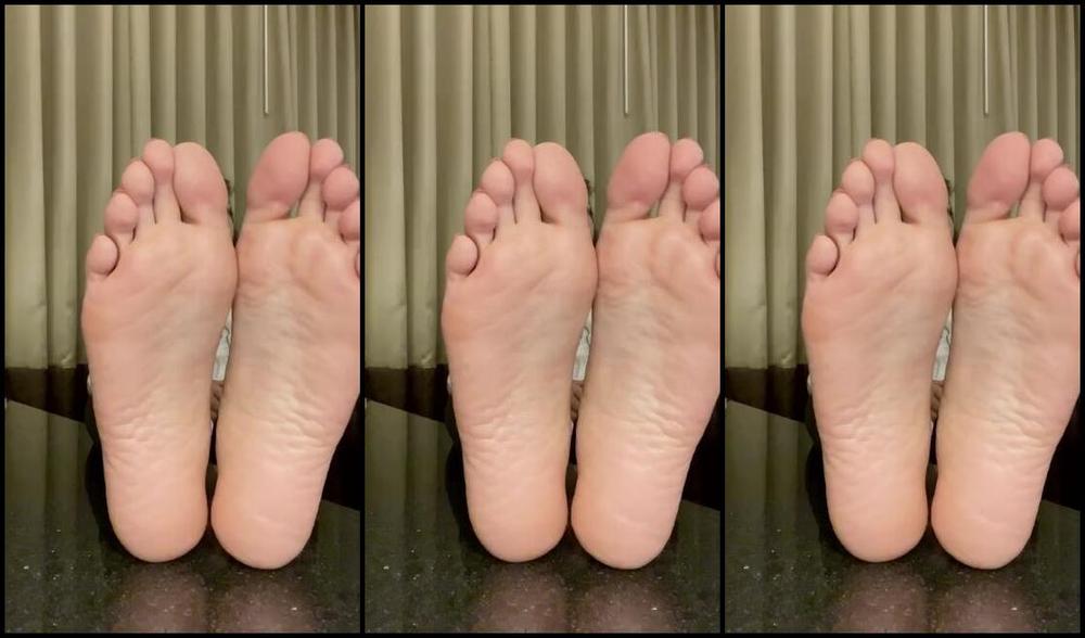 Natasha Aka Vibez3 Onlyfans Random Soles Propped On A Table Forgotten About Clip