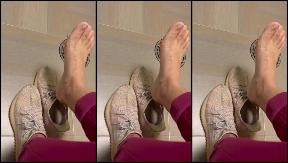 Mymulattotoes Nicknamed Mymulattotoes Onlyfans Thank God It S My Friday Work Shoes With No Socks