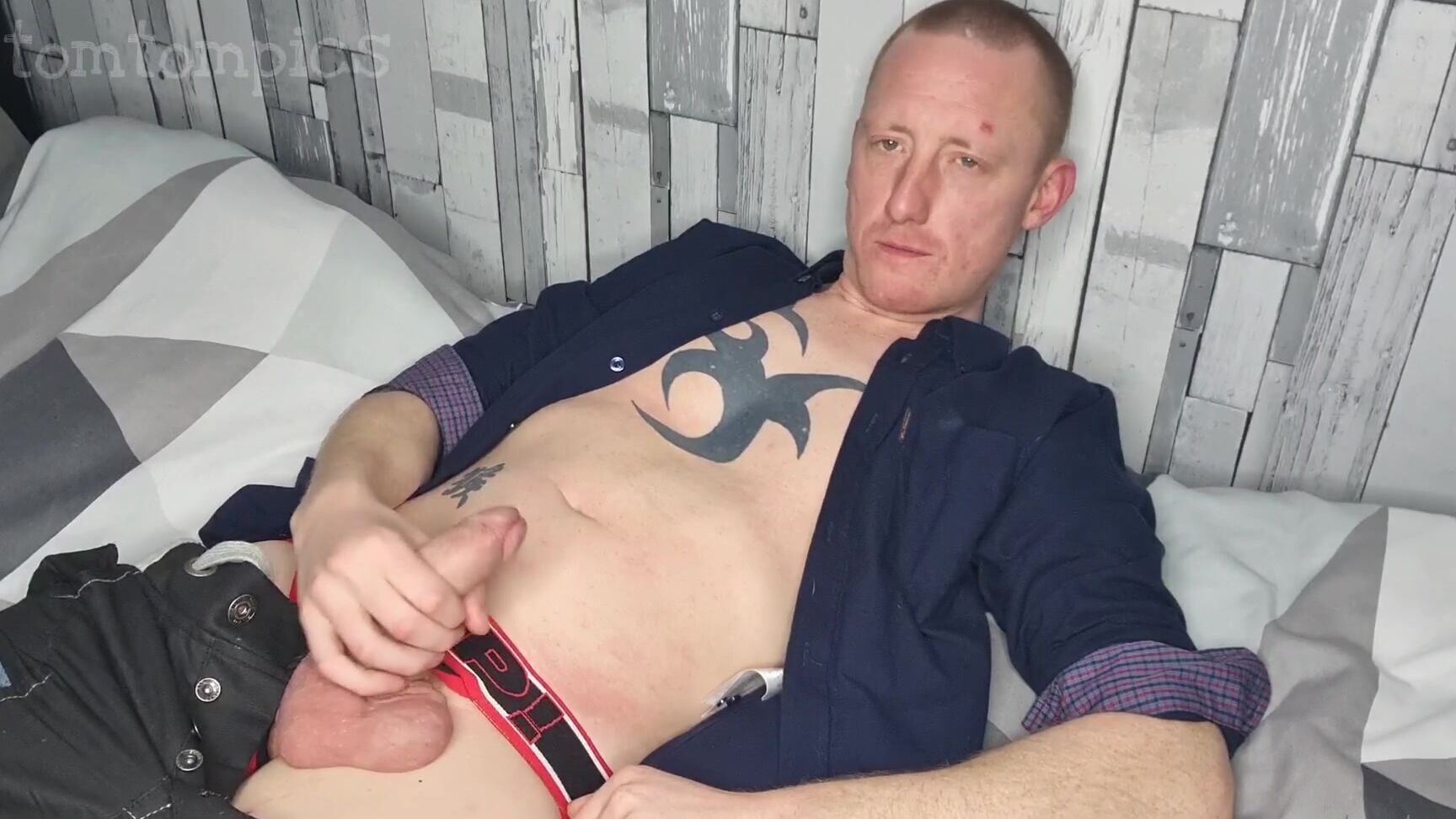 Tomtompics Undressing And Wanking Mins