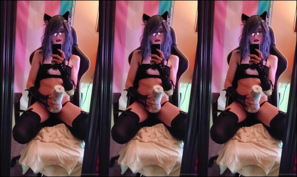 Mstess Trying To One Hand A Bad Dragon Fleshlight