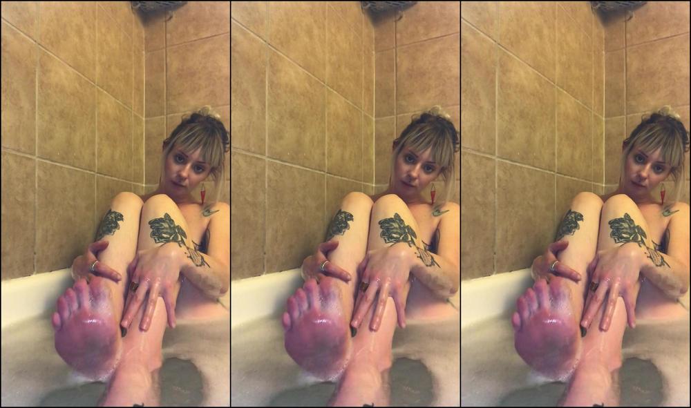 graveyardfeet-20-11-2019-89456735-splashing-and-rubbing-my-soapy-toes-in-the-bath.