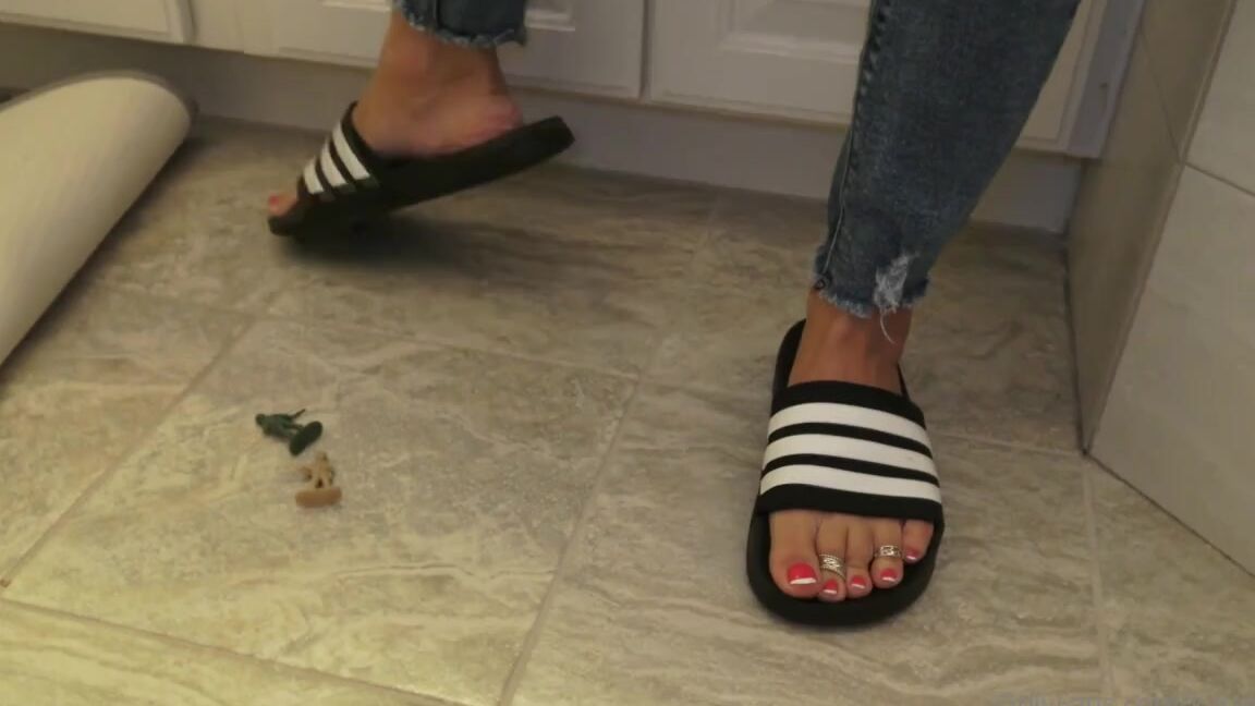 Karakinky Onlyfans Giantess Annoyed And Taking Things Into Her Own Hands Actually Her Feet Lol Godzilla And King Kon