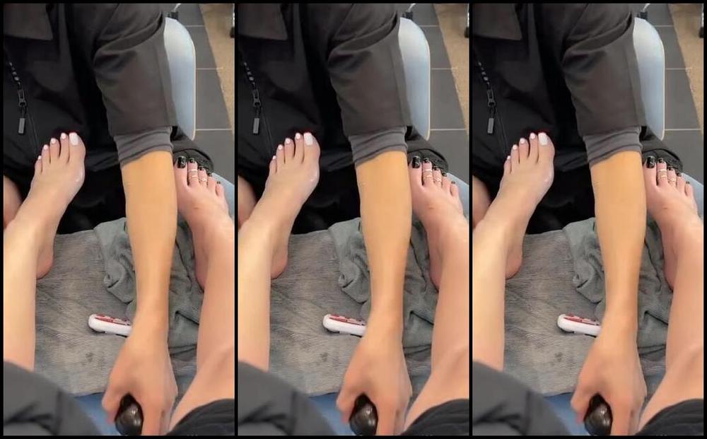 Waifu Jess Nicknamed Waifufeetmilkog Onlyfans Watch Me Get My Pedicure And Rubbed Down How Do Y All Like The New Color