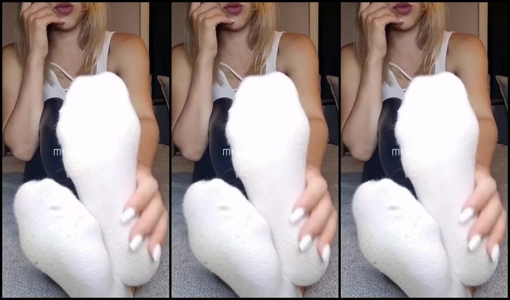 Mrs Larry Onlyfans Ich Erwarte Dich Nach Der Arbeit Barfu Und Mit Lederleggings Auf Dem Sofa I Expect You After