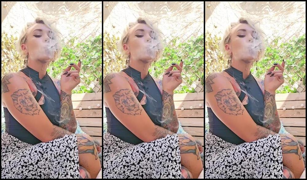 Queen Kinkerbell Nicknamed Kinkerbell23 Onlyfans I Went Out In This Gorgeous Outfit And I Can Confirm As I Sat And Smoked