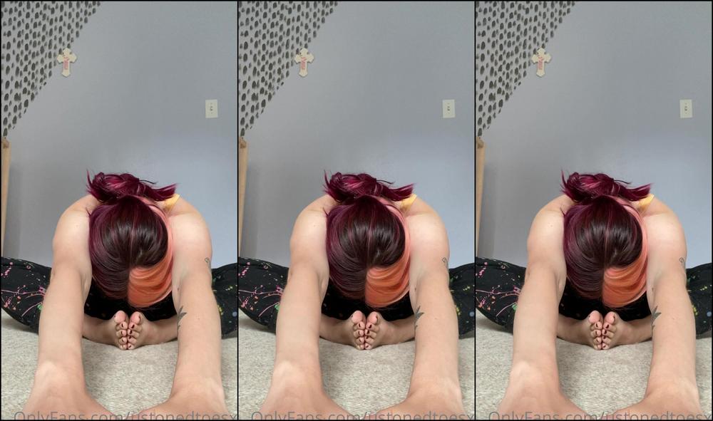 Ashleylottsxo I Miss Taking Off My Shoes And Stretching Barefoot At The Gym