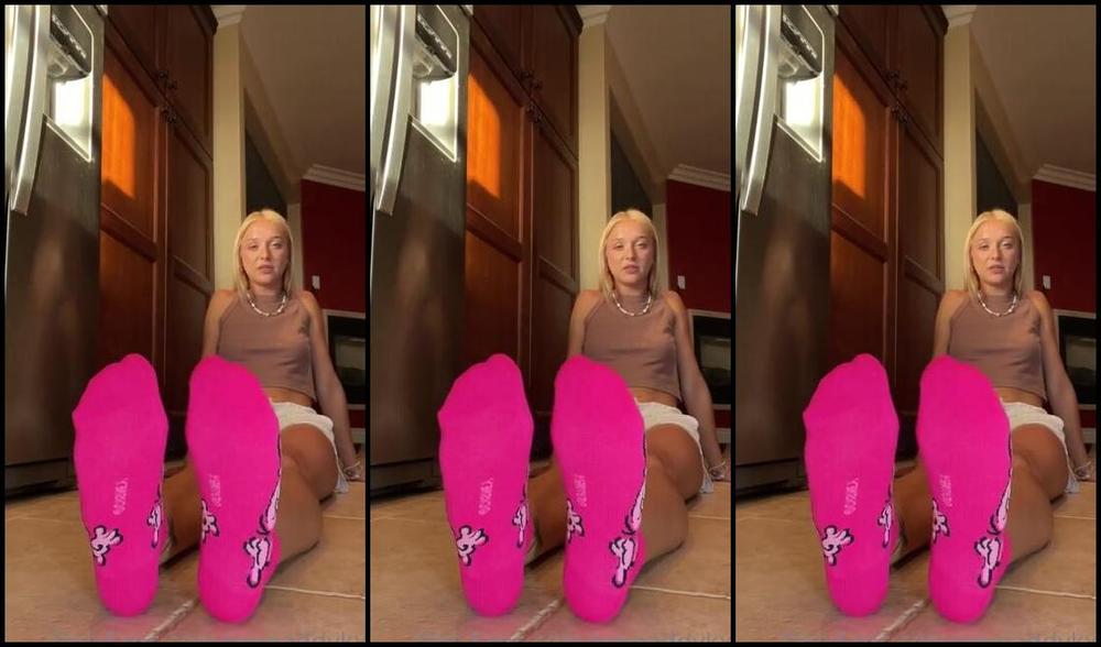 Goddess Kaylee Aka Xomaddykxo Onlyfans Hehe How Do U Like My Stinky Pink Socks You Get Cum On My Socks And I Ll Force U To Eat Themp