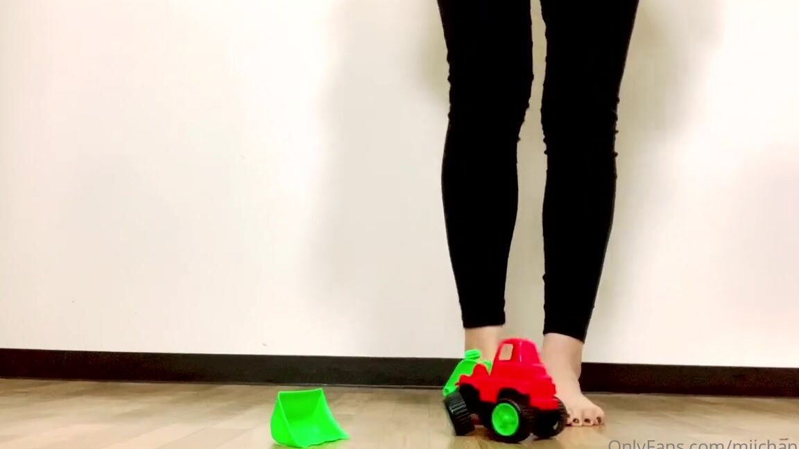 Miichannel R Nicknamed Miichannel R Onlyfans Я Пыталась Сломать Игрушечную Машину С Моими Ногами Великанши 1 Y2