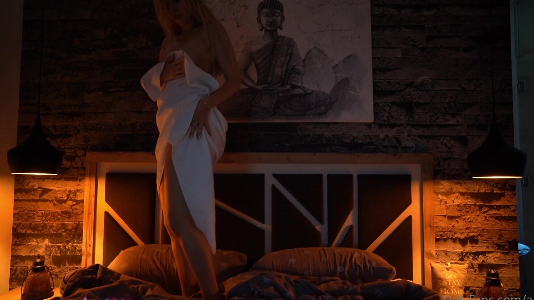 aalliss-22-06-2020-456549685-towel-tease