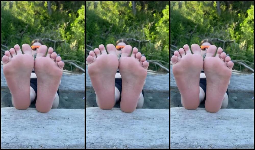 Nikkisoless Onlyfans I Had A Few Guys Come Up And I Let Them Have A Sniff While I Was At The Beach