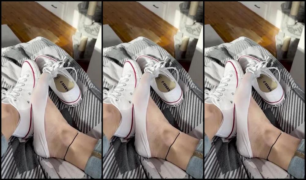 Emmysfeetandsocks Aka Emmyfeetandsocks Onlyfans Gonna Start The Week With Some Cute Nylons Oh And Some Jewelry 1P